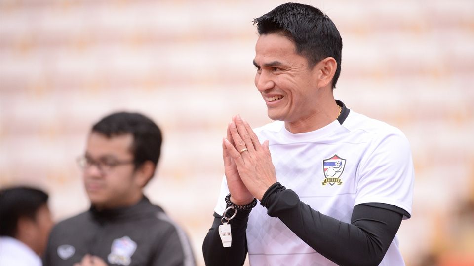 Mantan pelatih Timnas Thailand, Kiatisuk Senamuang menjadi juru racik formasi Port FC. Copyright: © fathailand.org